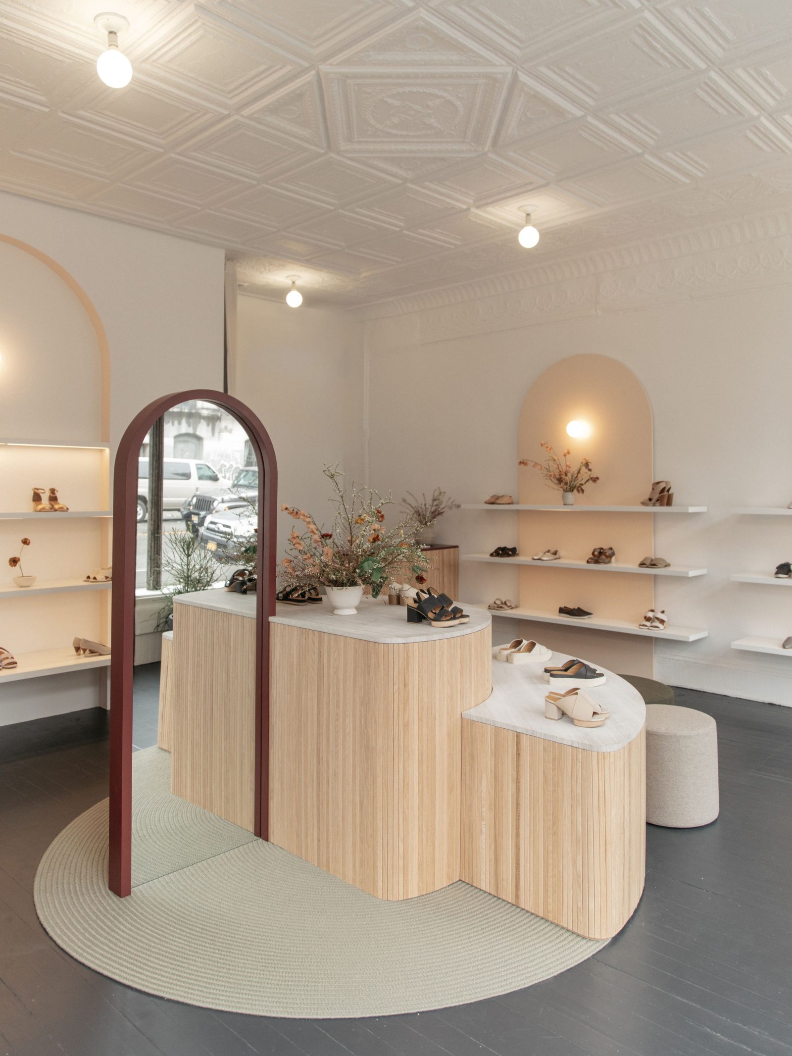 &nbsp;Product can be displayed at different heights and orientations, inviting discovery.