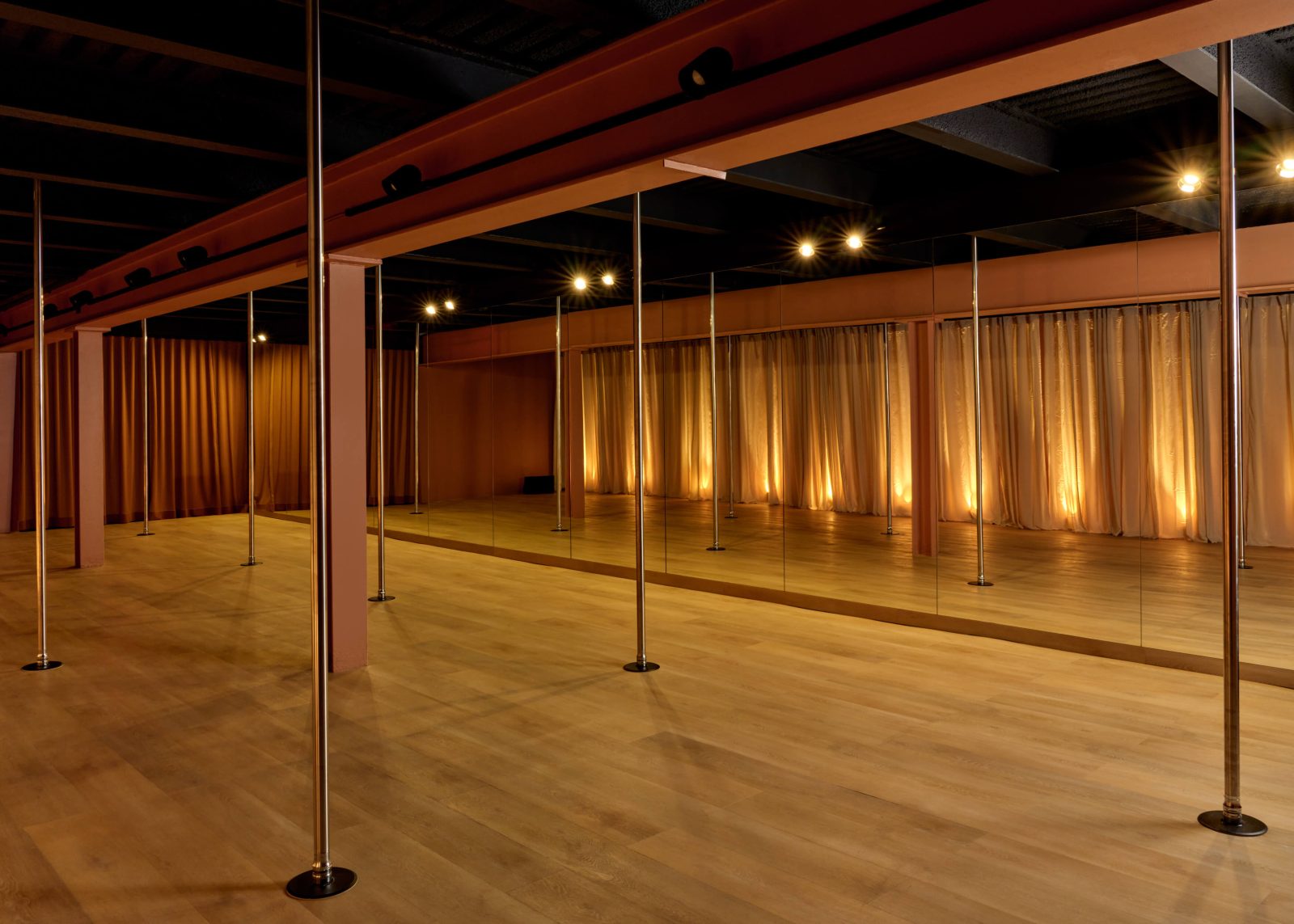 A 12-foot curtain colonnade and rich plaster wall backdrops Goodside&rsquo;s primary studio.